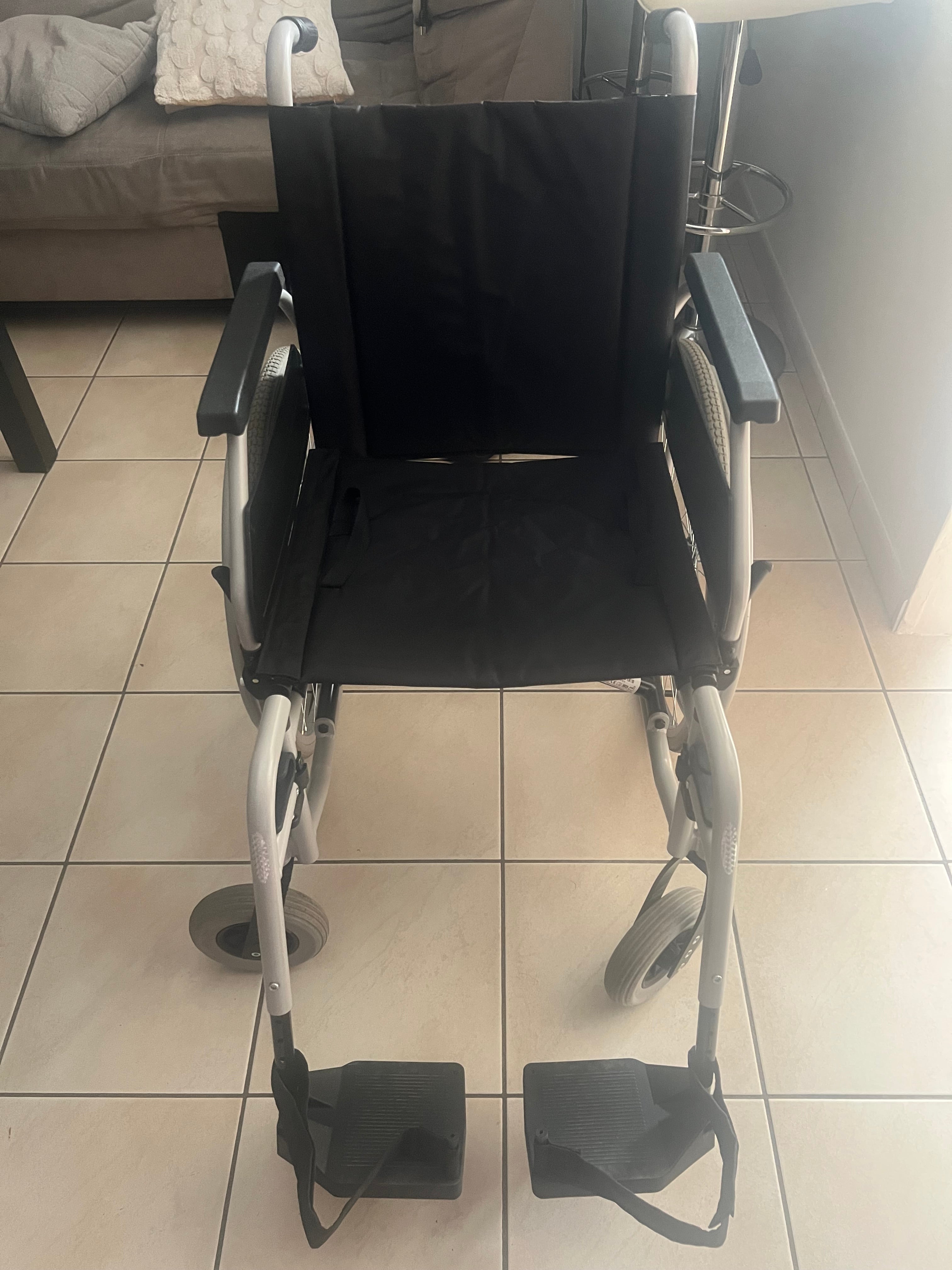 Fauteuil Roulant : Polyvalence, Robustesse et Confort Personnalisable