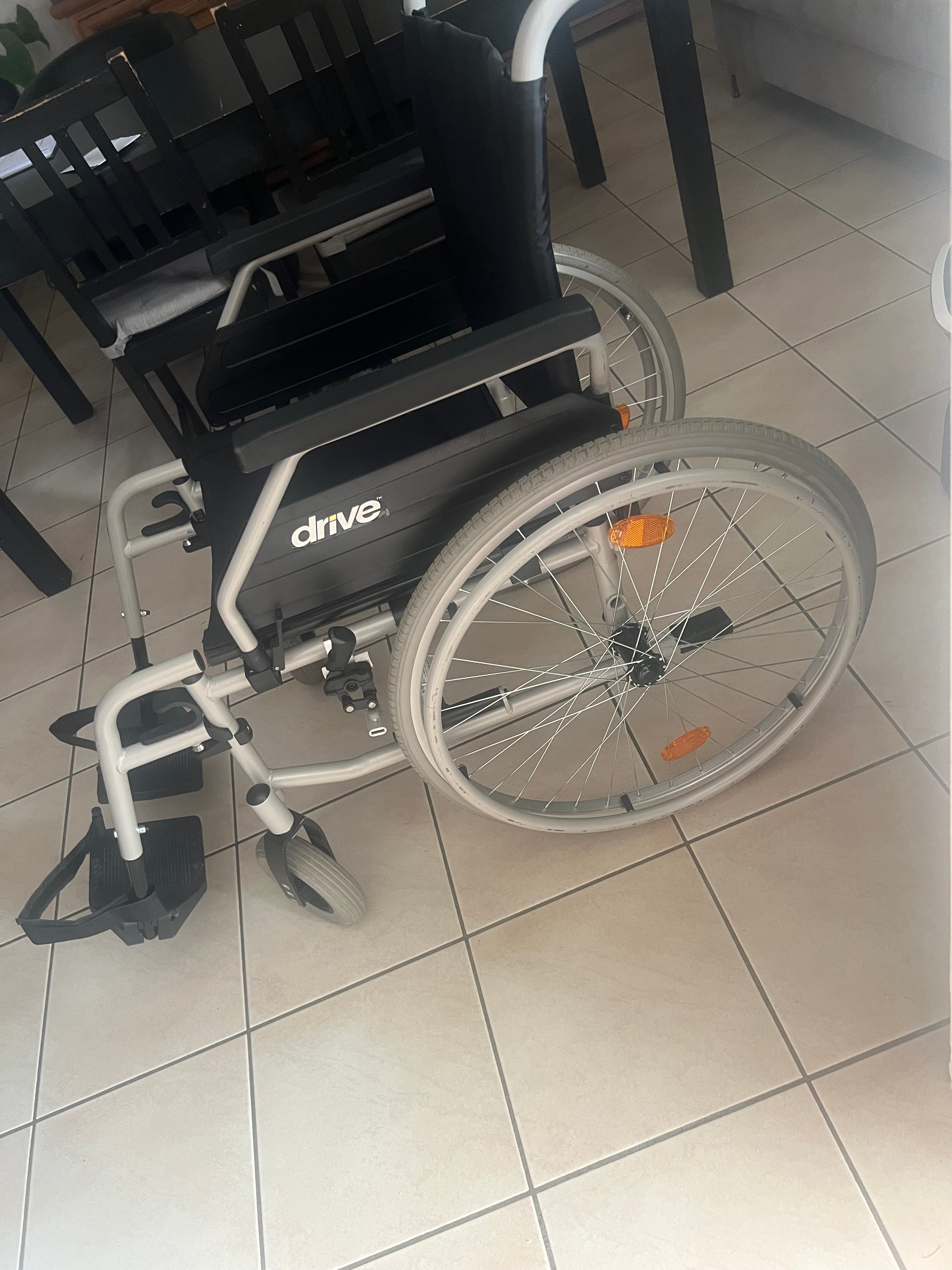 Fauteuil Roulant : Polyvalence, Robustesse et Confort Personnalisable