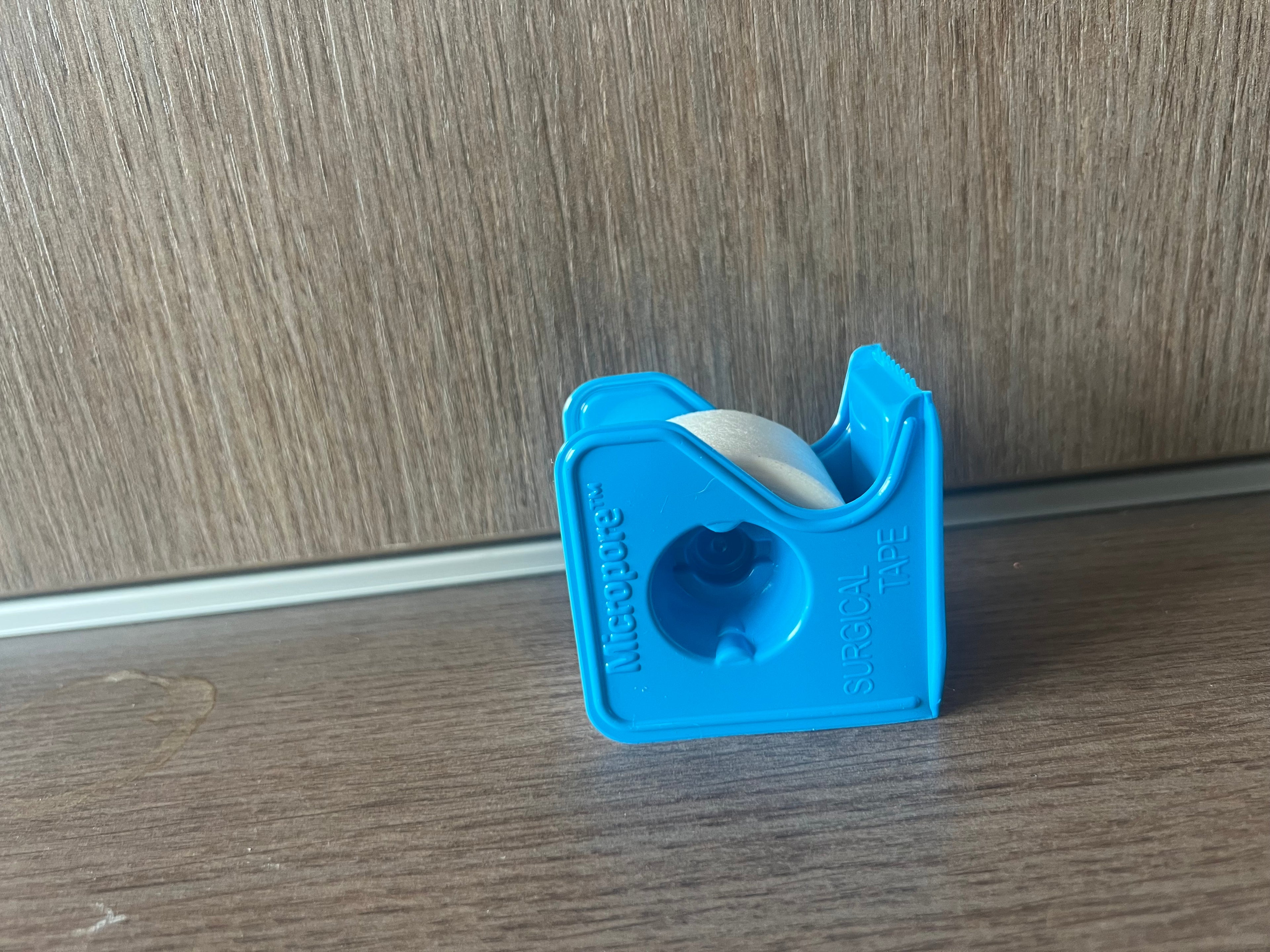 Sparadrap 3M™ Micropore™ Non Tissé avec Dévidoir Bleu (2,5 cm x 9,14 m) – Boîte de 12