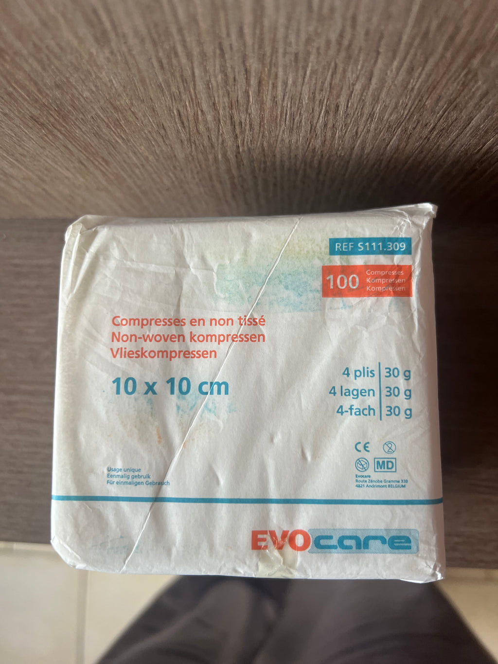 Compresses en Non-Tissé Evocare – Paquet de 100 – Modèle 4 Plis Non-Stériles