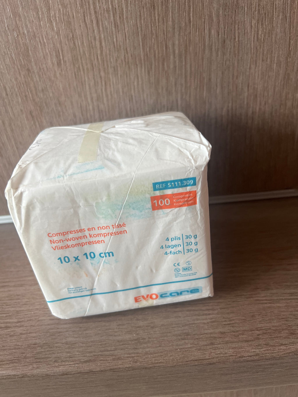 Compresses en Non-Tissé Evocare – Paquet de 100 – Modèle 4 Plis Non-Stériles